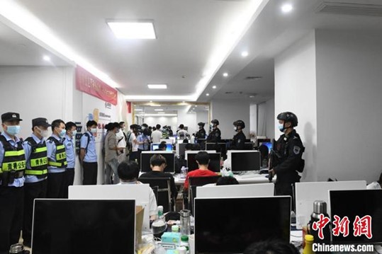 资料图:图为今年5月南宁警方抓获电诈犯罪嫌疑人 林浩摄